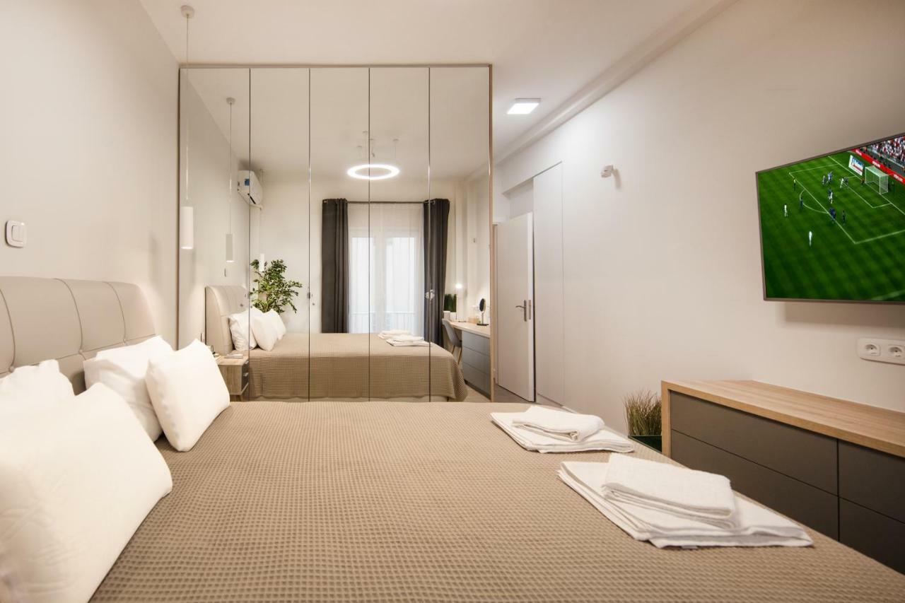 Stunning Αpartment Ιn Τhe Heart Athens. Apartment ภายนอก รูปภาพ