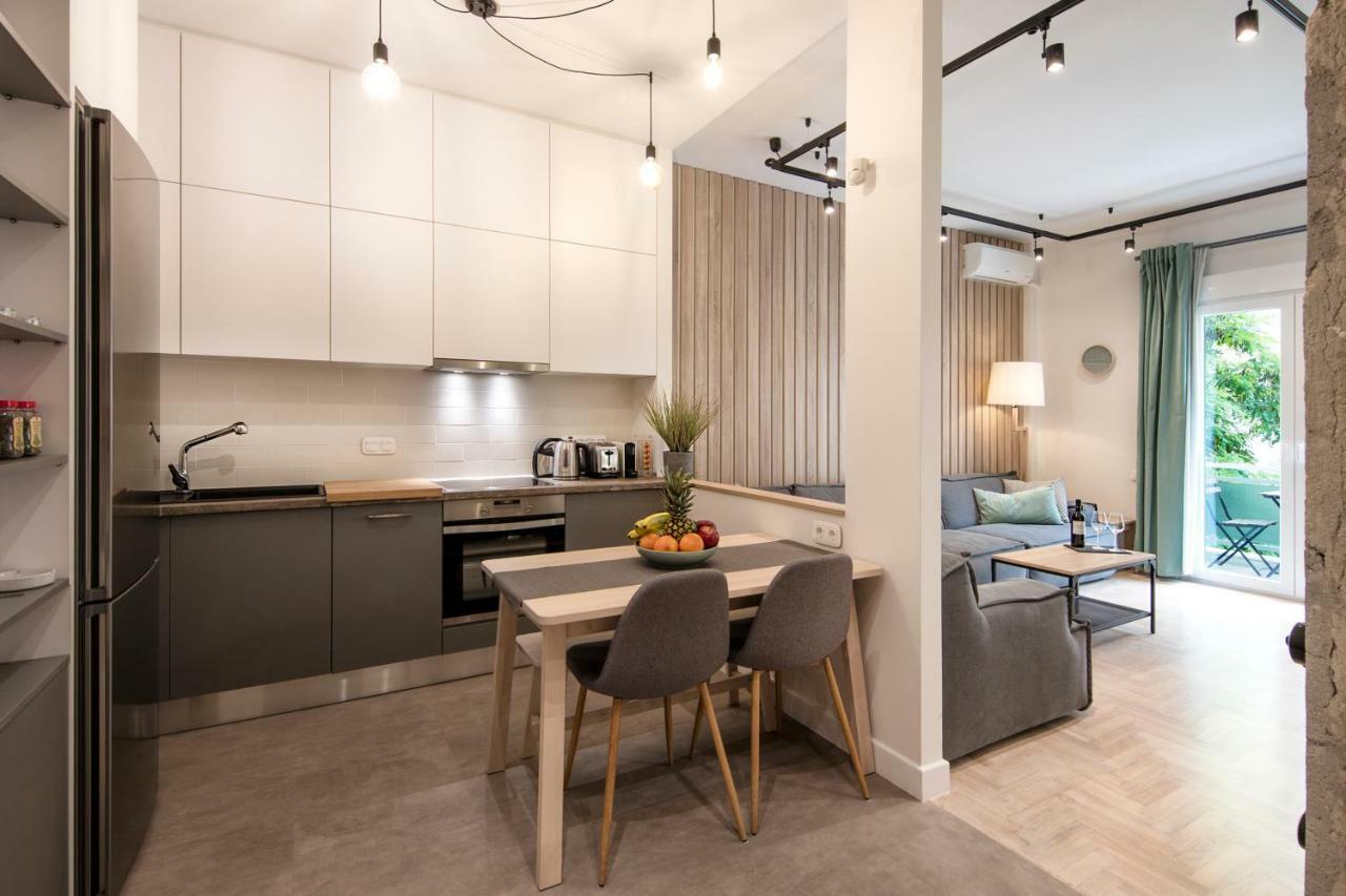 Stunning Αpartment Ιn Τhe Heart Athens. Apartment ภายนอก รูปภาพ