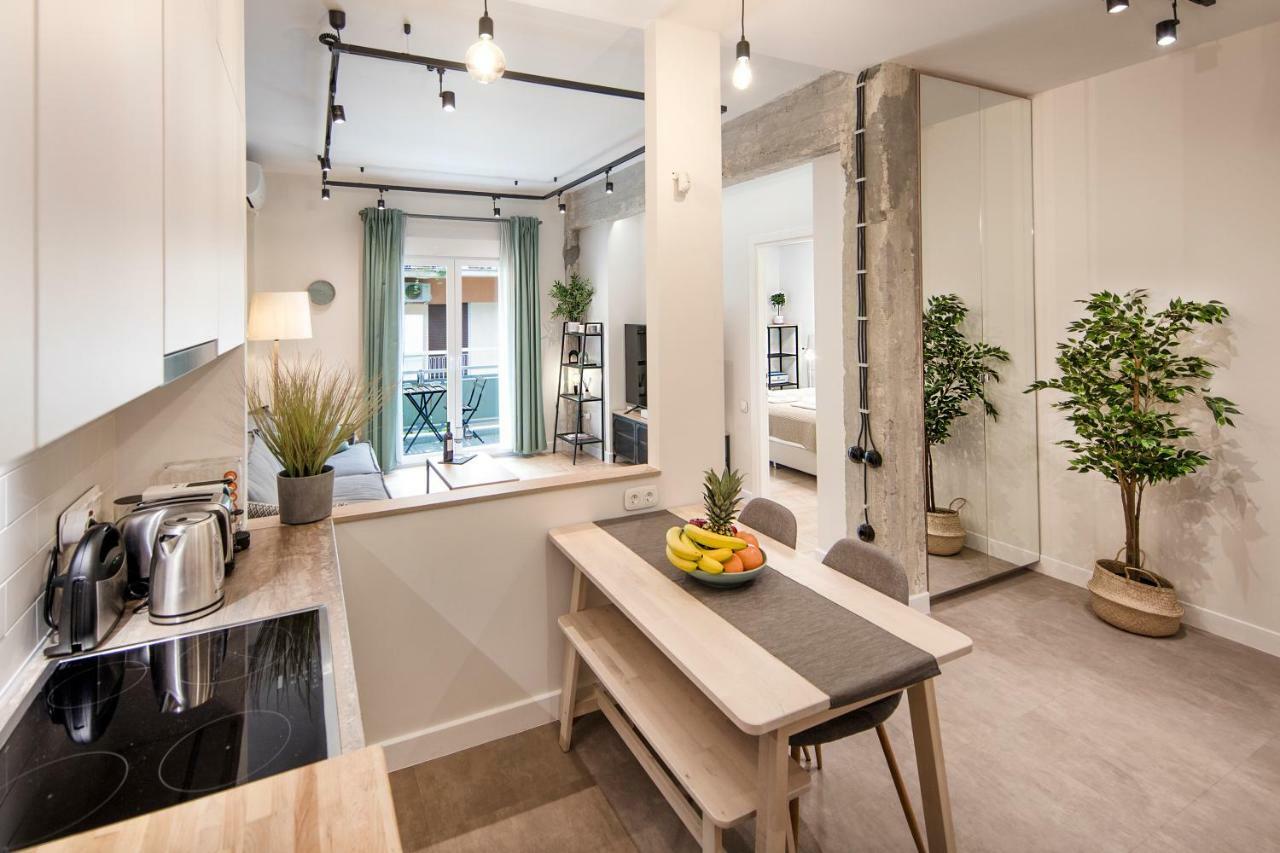 Stunning Αpartment Ιn Τhe Heart Athens. Apartment ภายนอก รูปภาพ