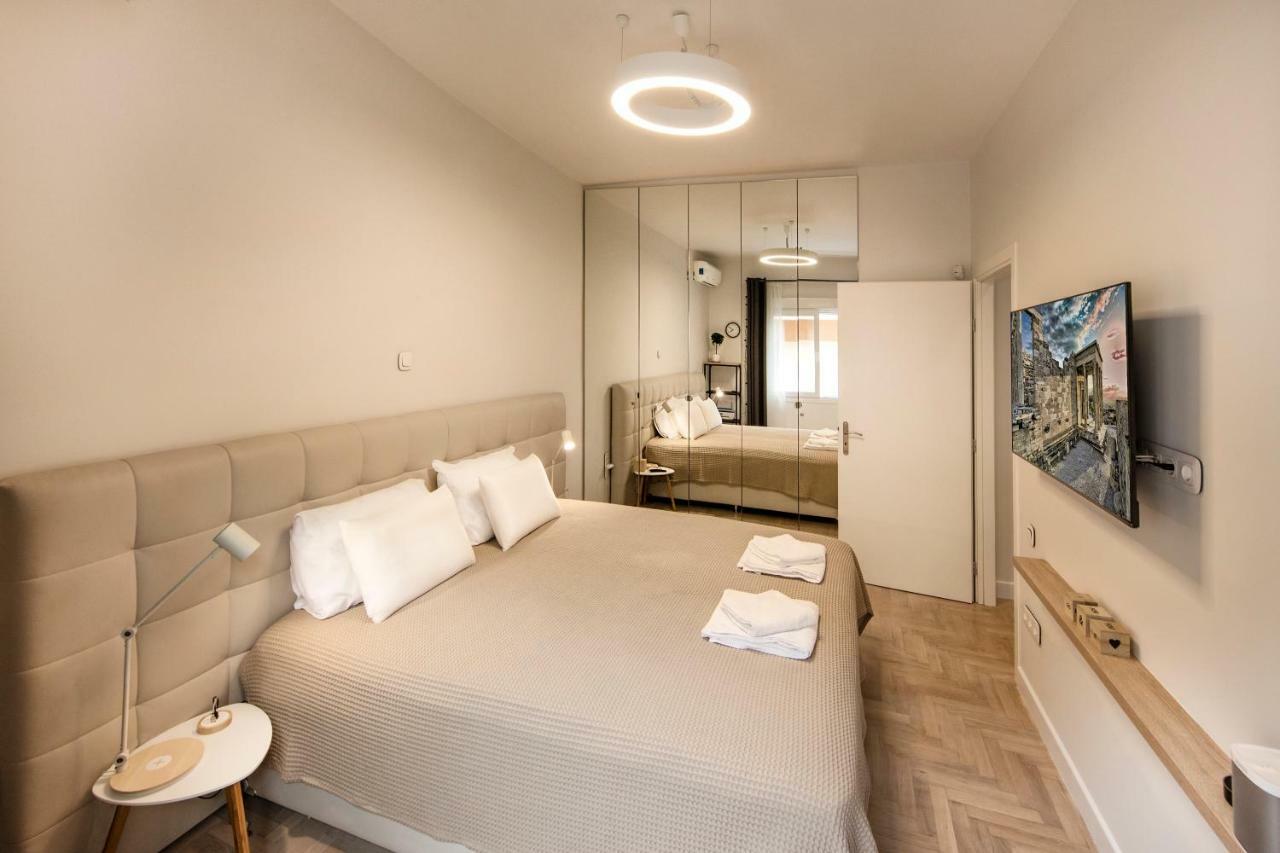 Stunning Αpartment Ιn Τhe Heart Athens. Apartment ภายนอก รูปภาพ